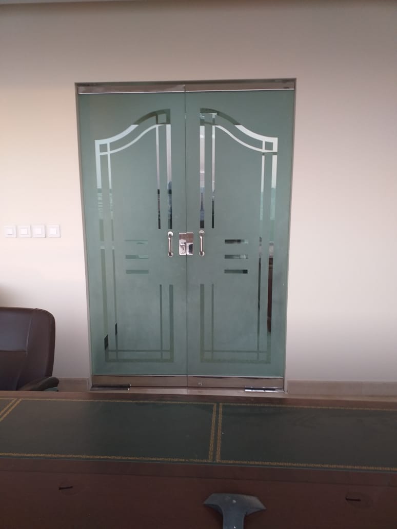 أبواب زجاج سكريت في جيزان