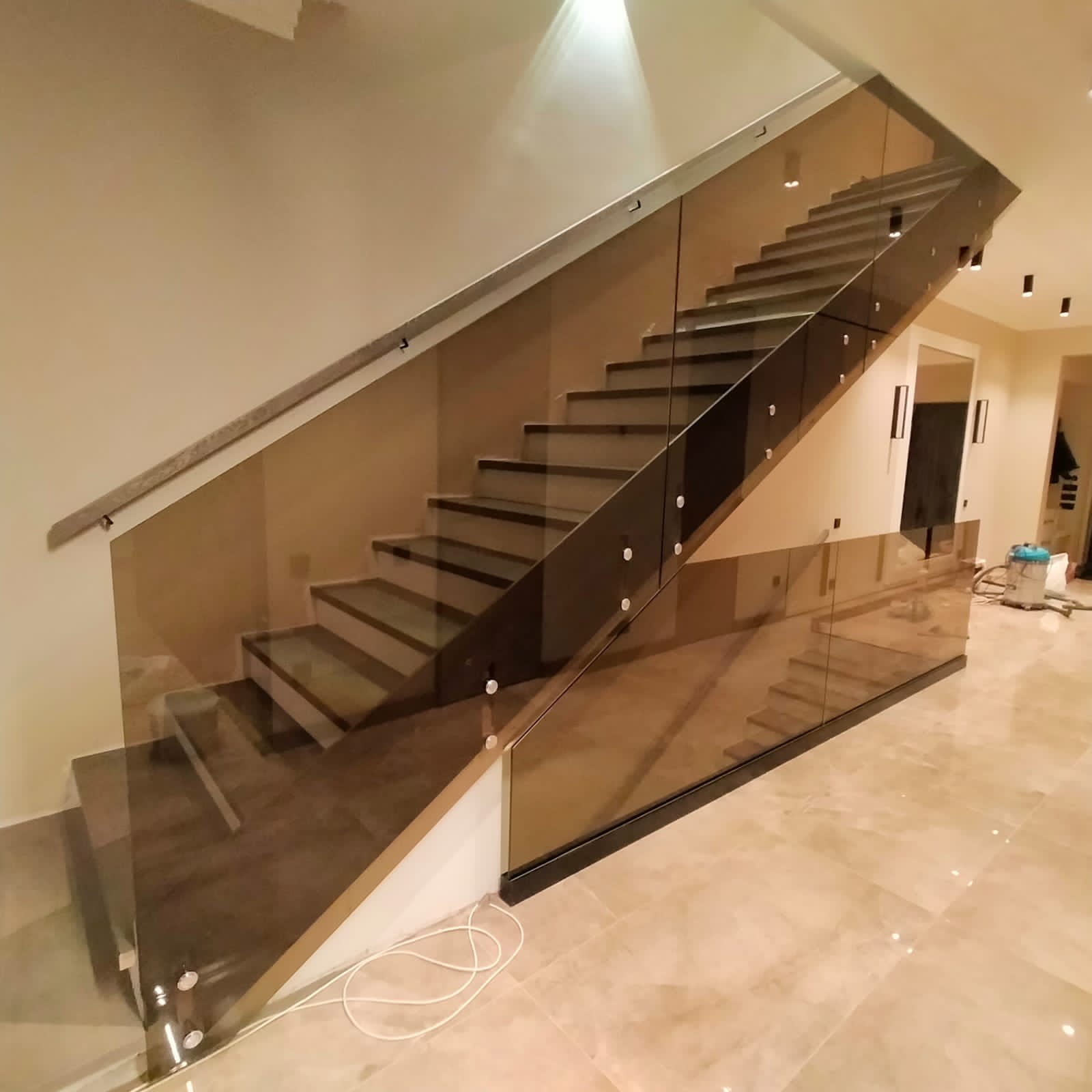 دربزين زجاج سكريت في جيزان