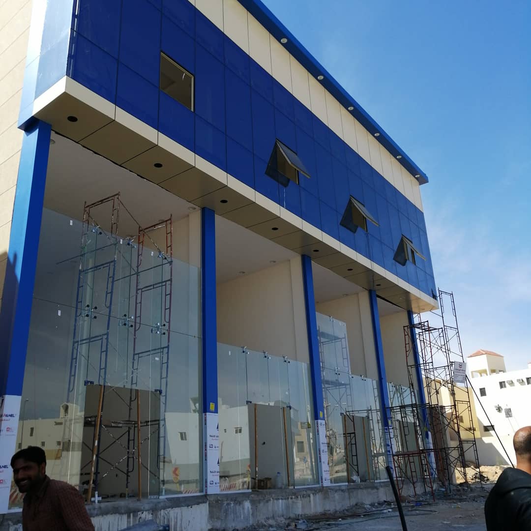واجهة زجاج سكريت في جيزان
