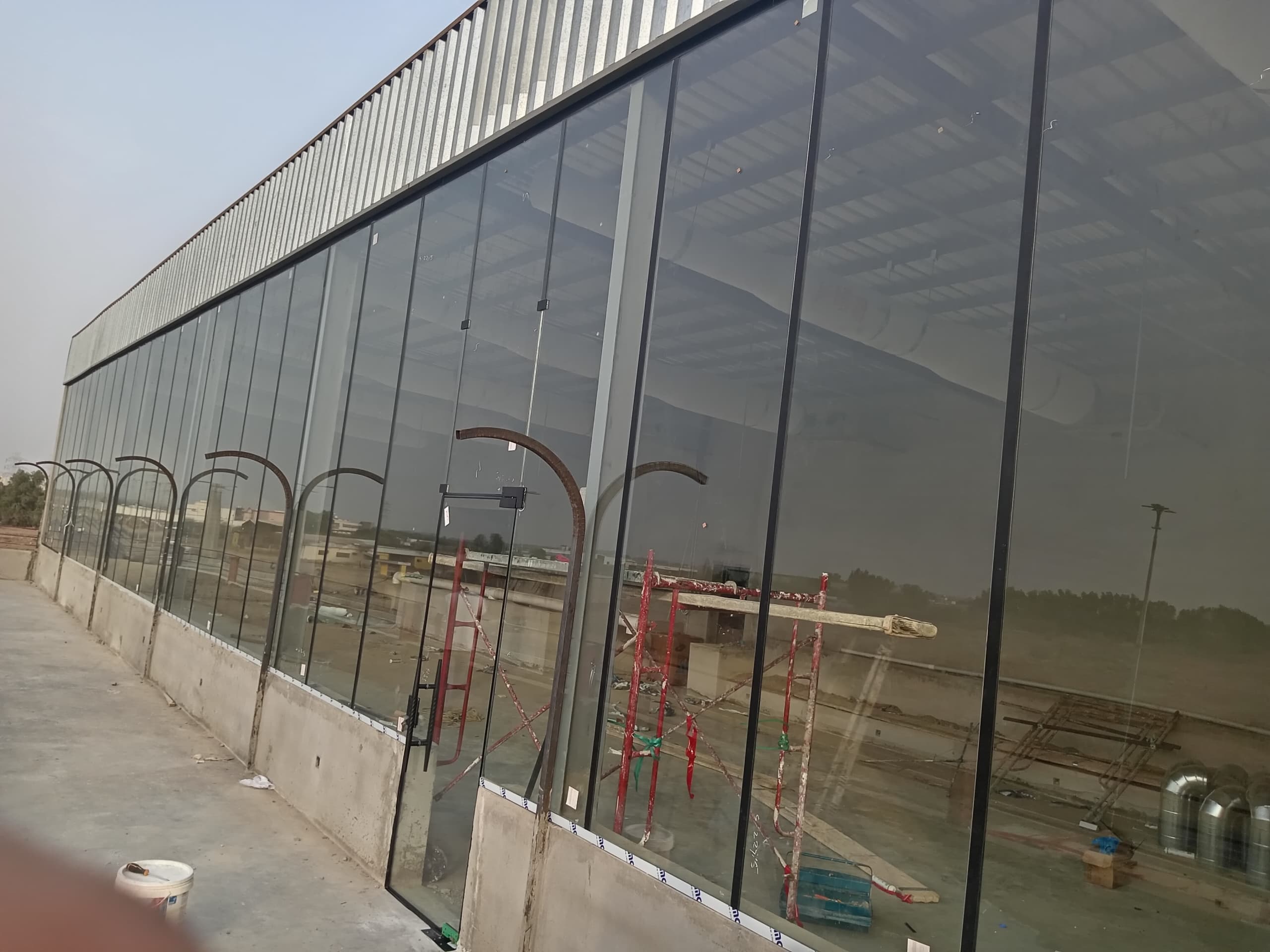 واجهة زجاج سكريت في جيزان