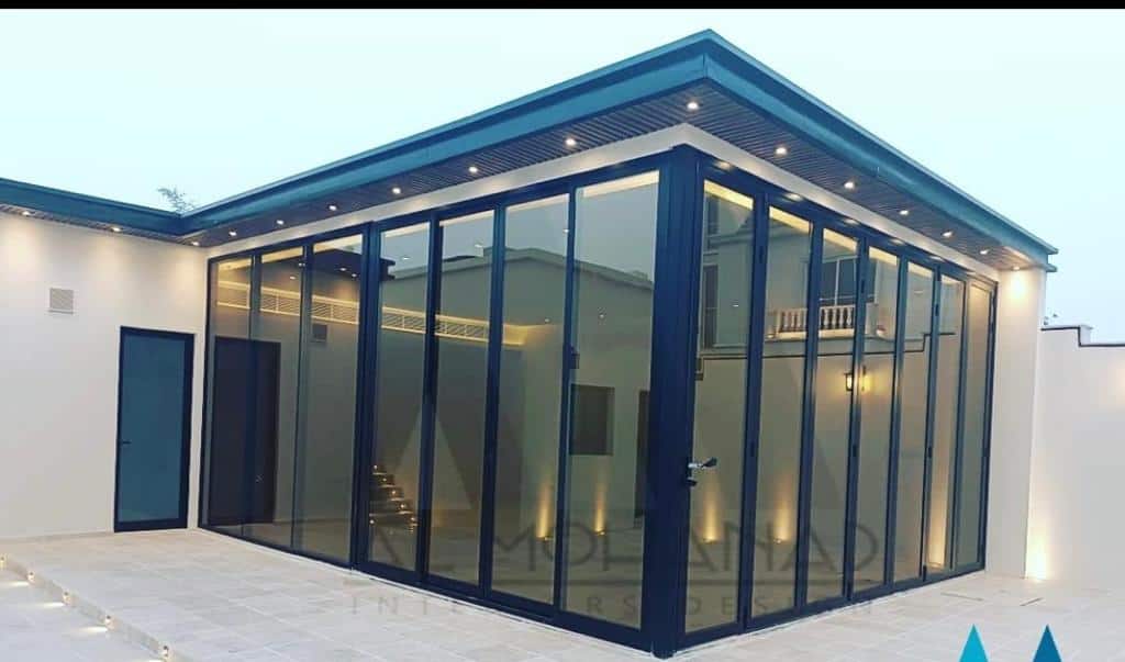 غرف زجاج سكريت في جيزان