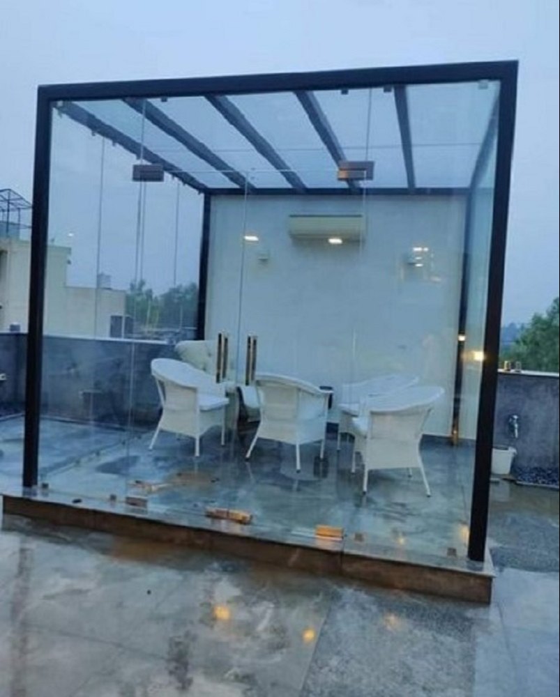 غرف زجاج سكريت في جيزان